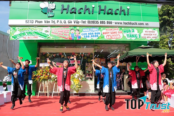 Cửa hàng trong ngày khai trương