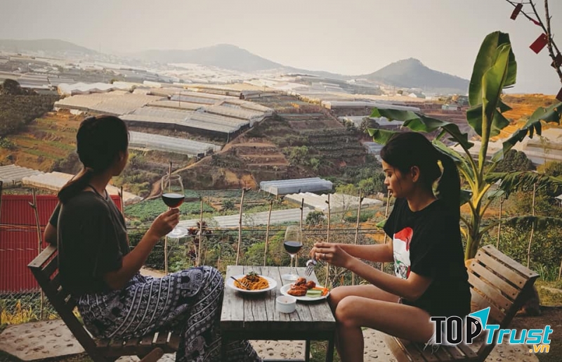 View Hai Ả mới mở rộng ra thêm, để các khách có thể hưởng trọn cảm giác mênh mông nơi thung lũng đom đóm