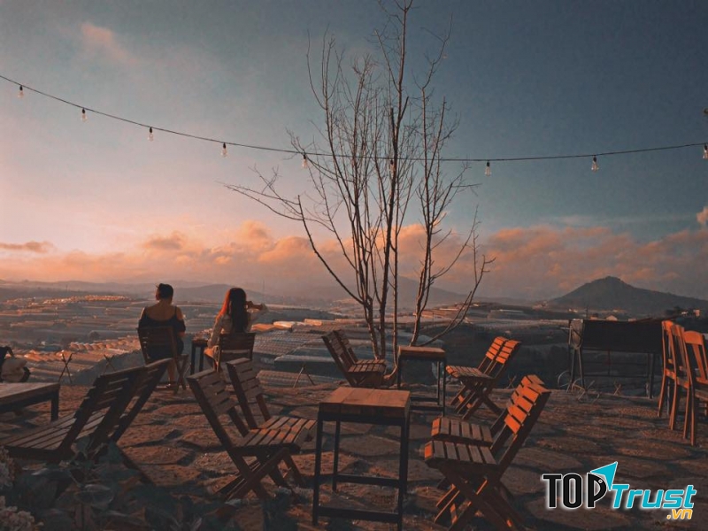 Hai Ả Homstay là nơi tuyệt vời để ngắm nhìn những ánh đèn kỳ diệu của Đà lạt về đêm cũng như là hoàng hôn đỏ lửa khi chiều tà.