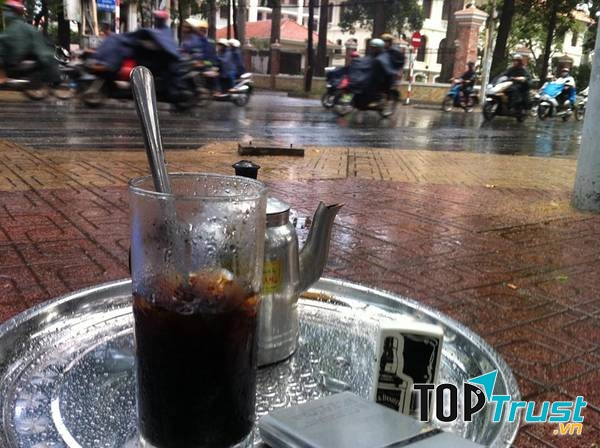 Ngoài cafe, quán có menu khá đa dạng