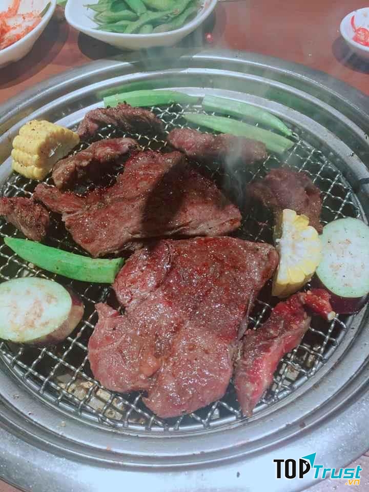 Menu gồm nhiều loại thịt nướng cùng các loại hải sản, hấp dẫn ăn kèm với nướng sốt, thường là sốt ớt xanh khá phù hợp với đồ nướng.
