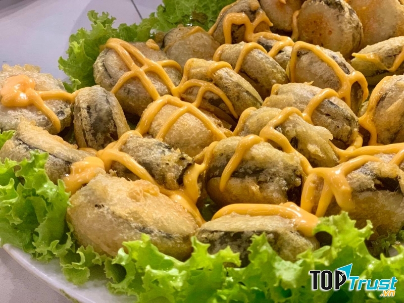 Hải sản cũng có nhiều loại để thưởng thức như Cá diêu hồng, Bụng cá hồi, Tôm sú bóc vỏ, Mực, Ngao,… cũng là chọn lựa yêu thích của nhiều thực khách.