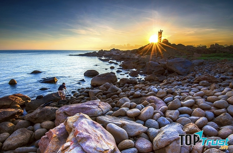 Bao quanh ngọn hải đăng là hình ảnh những tảng đá lớn xếp chồng lên nhau