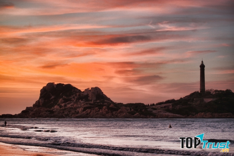 Hình dạng của ngọn hải đăng nhìn từ xa giống như đầu một con gà