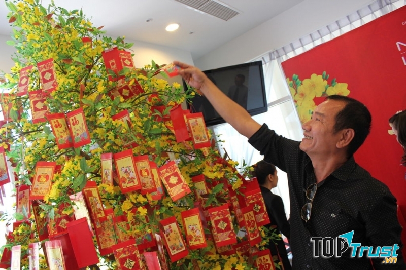 Hái lộc đầu năm