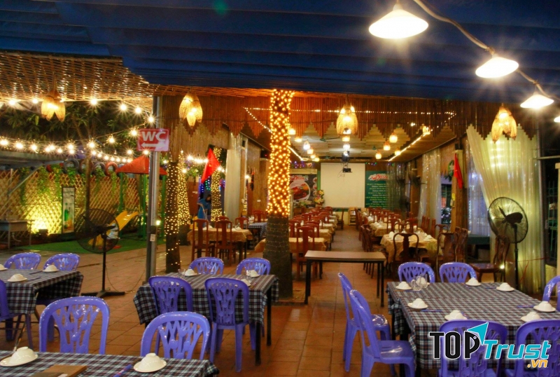 Máy chiếu của nhà hàng luôn sẵn sàng để tiếp đón thực khách đến cổ vũ bóng đá