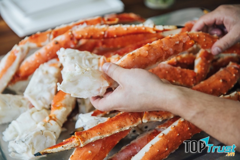 Cua được lựa chọn kĩ lưỡng ngay khi vừa đưa từ dưới biển
