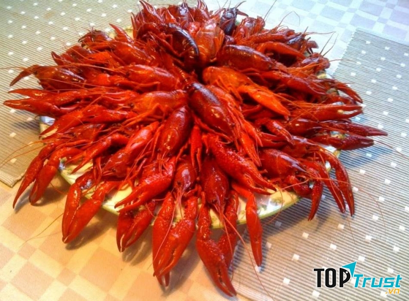 Tôm hùm đất của quán được chế biến với xốt cajun theo công thức chế biến món tôm hùm xốt cajun nổi tiếng của Mỹ.