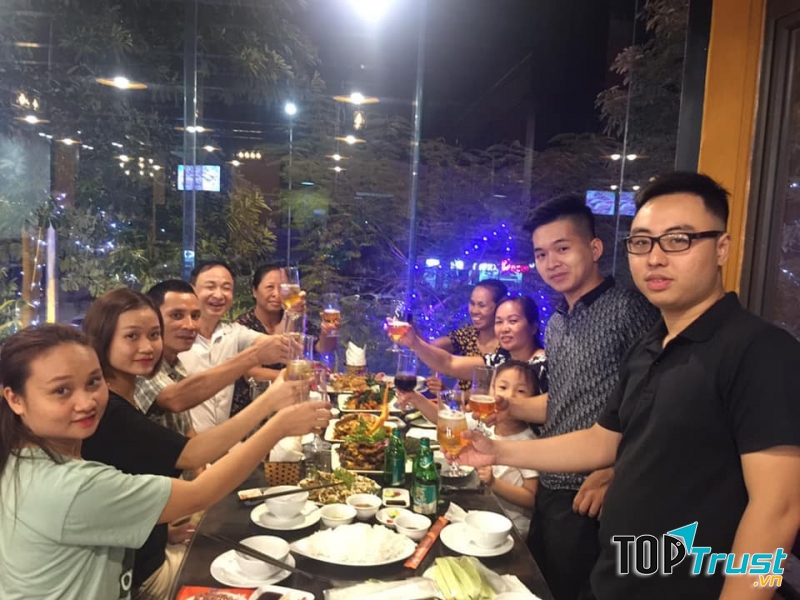 Khách hàng tới quán tổ chức liên hoan