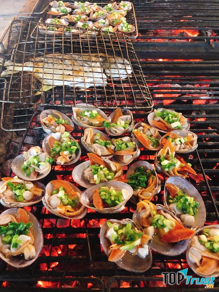 Hải sản tươi ngon, giá cả hợp lí.