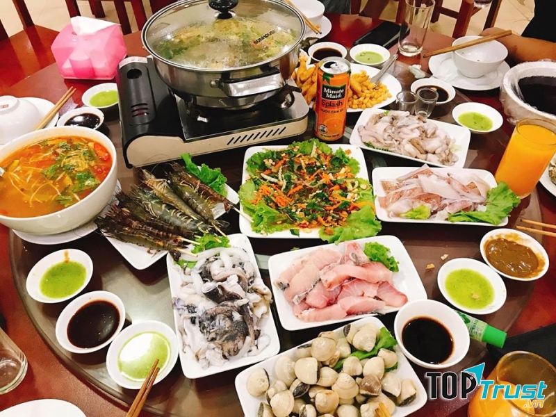 Đến đây bạn sẽ được trải nghiệm đa dạng các món hải sản ngon với đủ các cách chế biến, từ rang, xào, hấp và đặc biệt là món lẩu