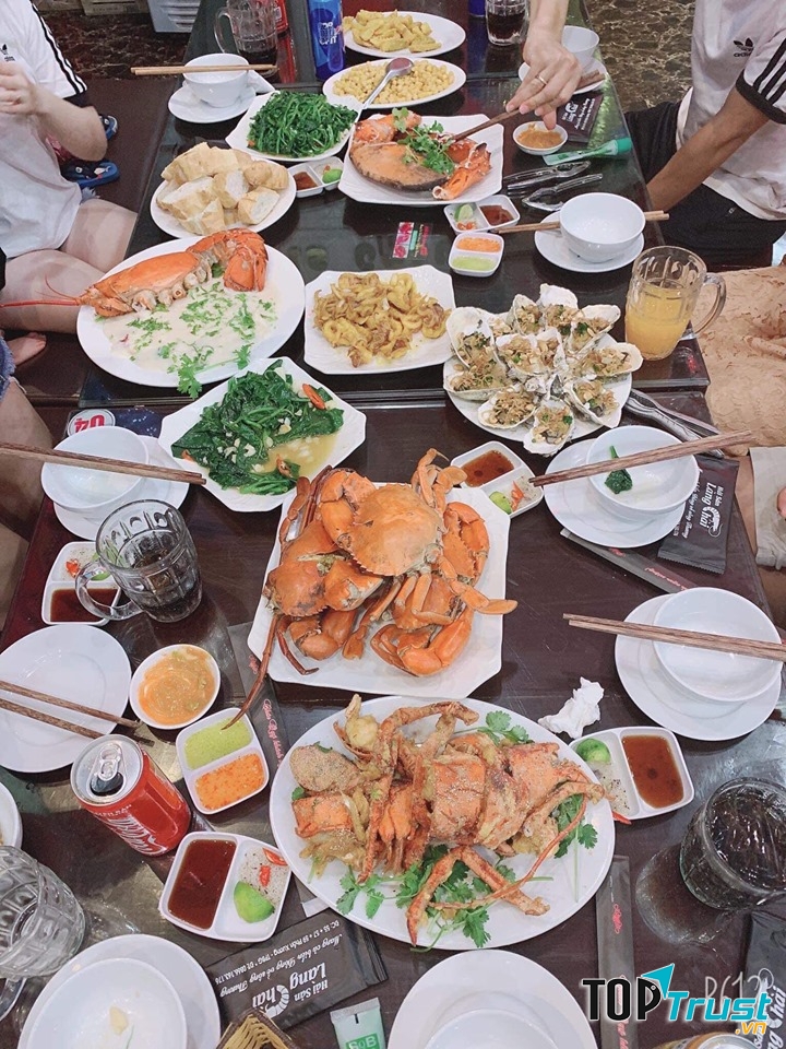 Một mâm đầy ú ụ hải sản