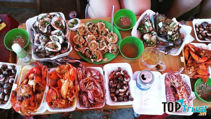 Vô vàn những món hải sản tươi ngon của quán