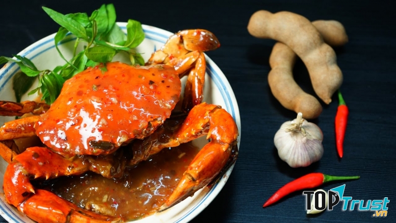 Sốt me được đầu bếp của nhà hàng chuẩn bị rất hoàn hảo, sốt có độ sệt và sánh không quá lỏng, ôm ấp được những chú cua