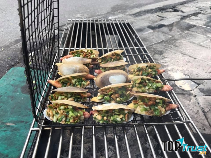 Quán có thực đơn đa dạng với các loại hải sản như: cua, ghẹ, tôm, cá…