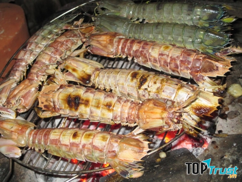 Hải sản ở Vũng Tàu rất phong phú, bao gồm các loại tôm, cua, cá, mực...