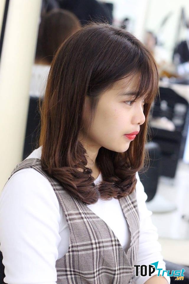 Mái tóc xoăn và bồng bềnh là thương hiệu của quán