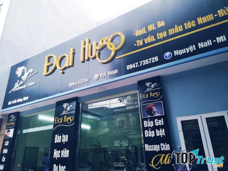 Đạt Hugo là tiệm cắt tóc nam đẹp cực chất nằm tại ﻿số 763 Trường Chinh, chuyên các thể loại undercut và các kiểu tóc hot trên thị trường