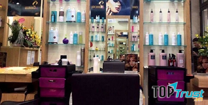 Tủ thuốc của tiệm với nhiều loại để khách hàng lựa chọn