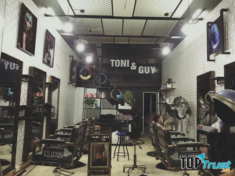 Salon Hoàng Vũ ﻿đã đi vào hoạt động được 3 năm, là một địa chỉ yêu thích và tin cậy của các đấng mày râu tại Nam Định