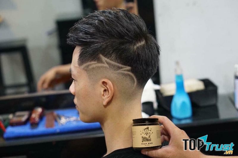 Ở Salon Hoàng Vũ sở hữu một bộ sưu tập các mẫu tóc thời thượng, với các kiểu tóc Âu – Mỹ, Hàn Quốc,... đảm bảo đáp ứng mọi nhu cầu của khách