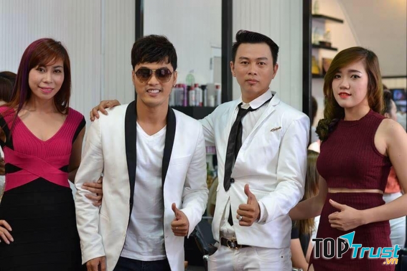 Nhà tạo mẫu tóc Nguyễn Văn Vàng và ca sĩ Ưng Hoàng Phúc