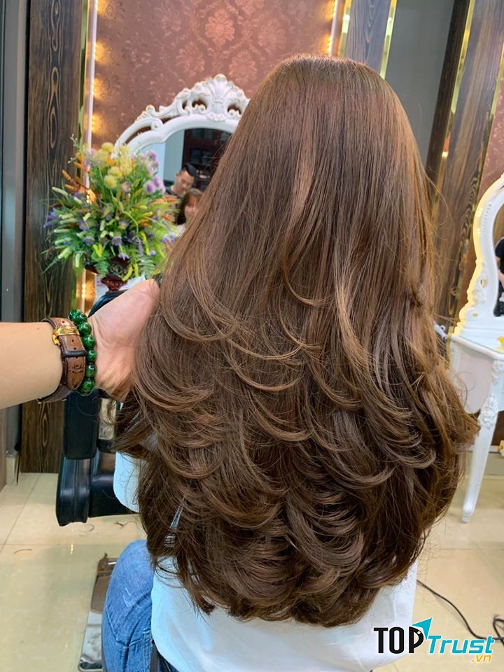 Đặc biệt, với đôi bàn tay khéo léo cùng khả năng nhạy bén nắm bắt được đặc điểm của mỗi người, các thợ làm tóc tại Hair World Beauty sẽ tạo ra cho bạn một mái tóc phù hợp nhất