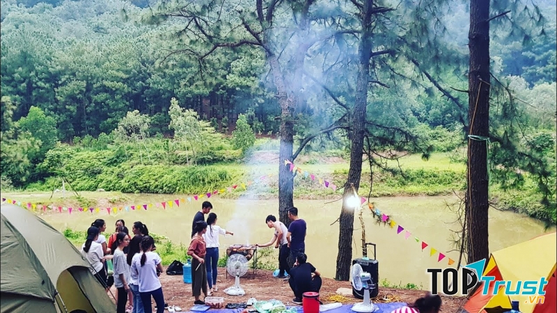 Ven hồ Hàm Lợn là địa điểm cắm trại lý tưởng