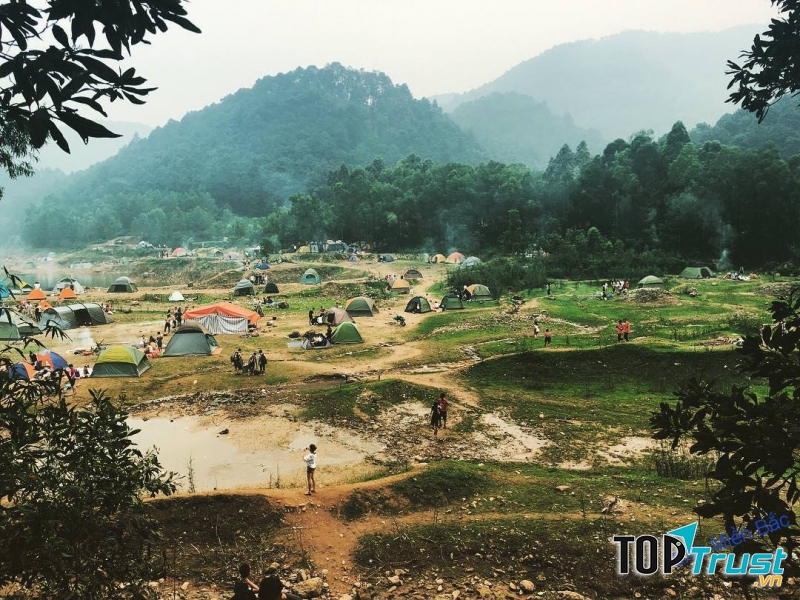 Vào những dịp nghỉ lễ, cuối tuần, khu vực Hàm Lợn khá đông người, nhưng bạn yên tâm, với không gian rộng lớn bạn sẽ không hề cảm thấy quá đông đúc hay chật chội