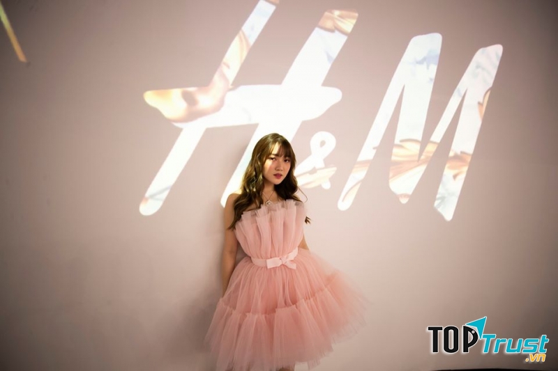 Mẫu váy xốp xếp tầng tại H&M Fashion