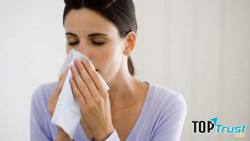 Hàng ngày bạn nên nhỏ nước muối sinh lý để rửa sạch mũi