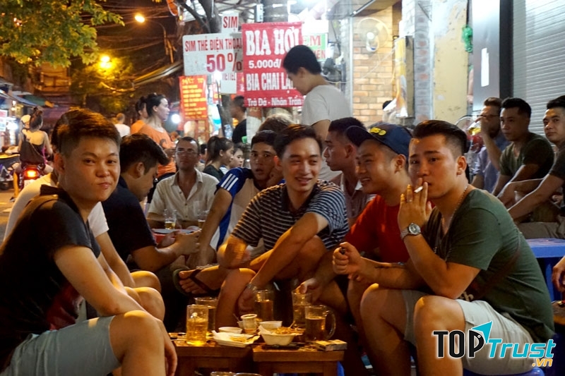 Hạn chế, cấm đoán chàng gặp gỡ bạn bè là sai lầm của nữ giới