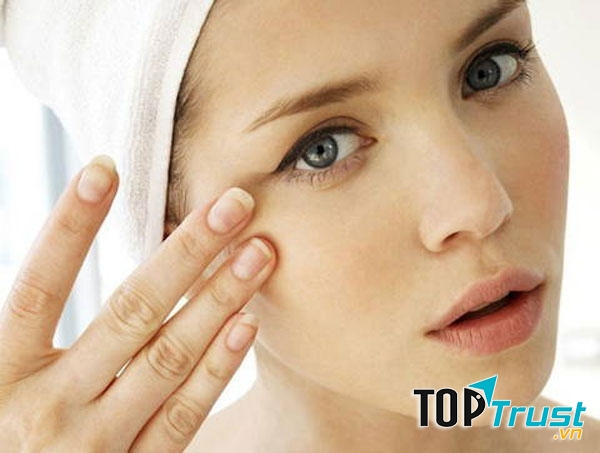 Nếu bạn sở hữu một làn da dầu, hãy hạn chế tối đa việc đưa tay hoặc bất cứ vật dụng nào tiếp xúc lên da mặt.