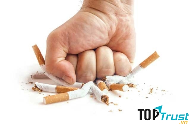 Những người thường xuyên hút thuốc lá khi về già sẽ đi lại rất khó khăn thậm chí là bại liệt do chứng loãng xương gây nên.