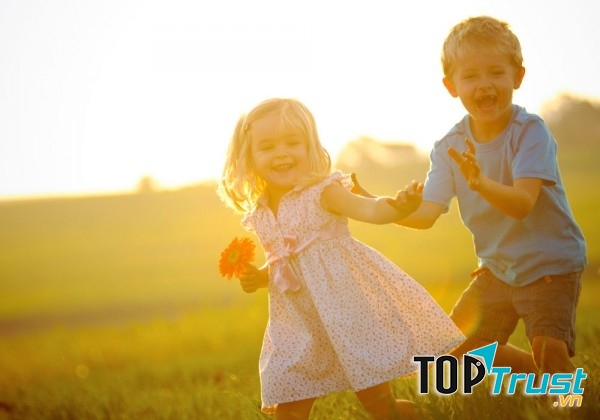 Cha mẹ hãy hạn chế cho bé tiếp xúc với nắng nóng.