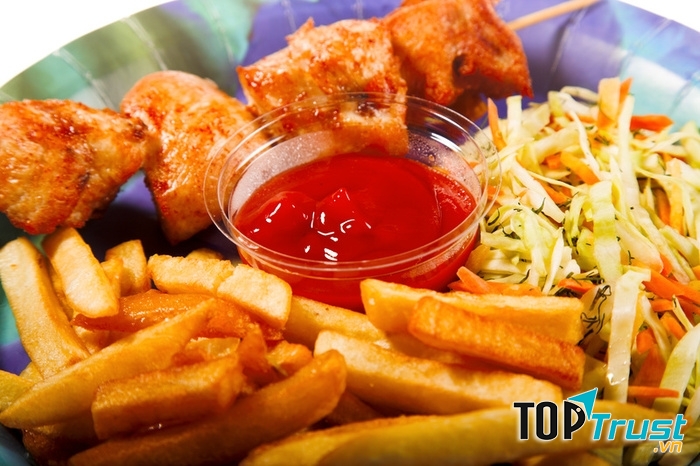Những món ăn nhiều dầu mỡ như chiên, xào, nướng sẽ khiến tình trạng tăng cân sau sinh của bạn ngày càng nghiêm trọng hơn.