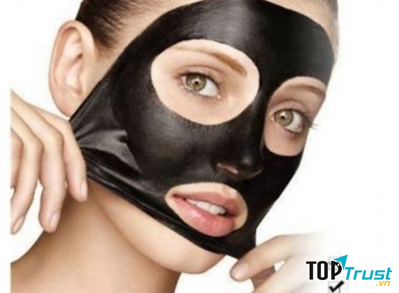Hạn chế dùng kem hoặc miếng lột mụn