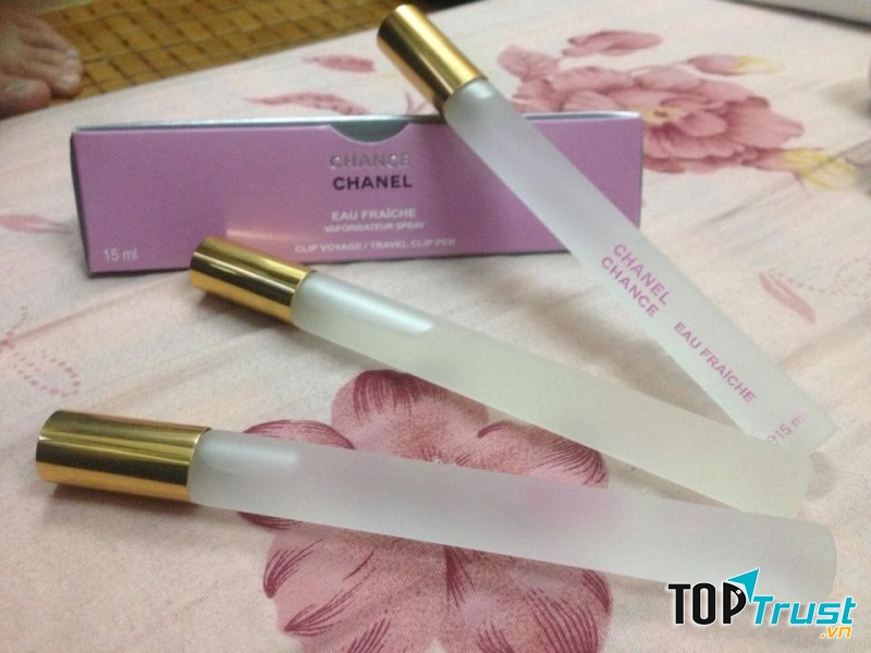 Không nên lạm dụng quá nhiều nước hoa dạng bi lăn hay chấm