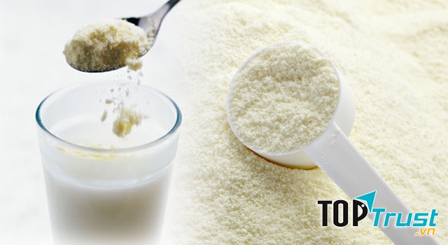 Rất nhiều mẹ sợ con không đủ no nên cho bé ăn sữa bột quá thường xuyên trong những ngày mới sinh.