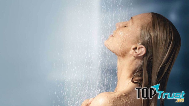Bạn nên tắm đúng cách để duy trì độ ẩm cho da.