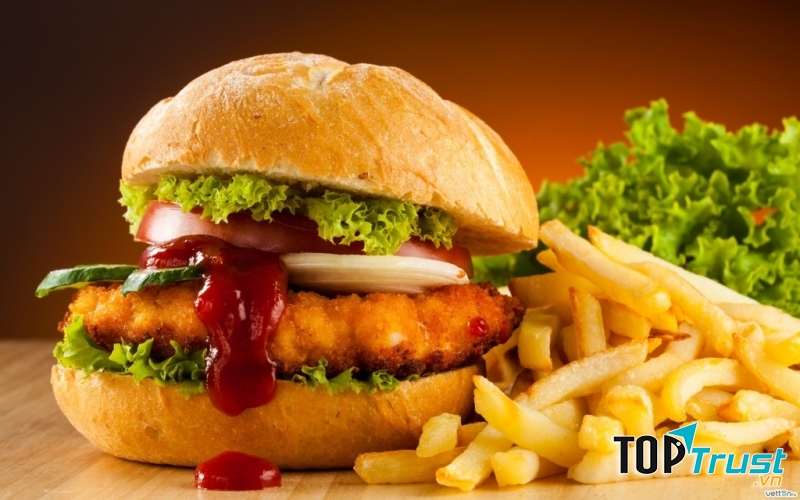 Nên hạn chế ăn đồ ăn nhiều dầu mỡ và thức khuya