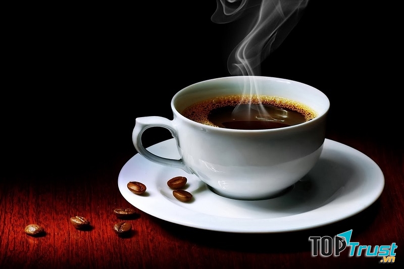 Không nên cho bé uống cafe