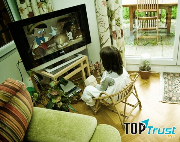 Cha mẹ Nhật hạn chế việc trẻ xem tivi