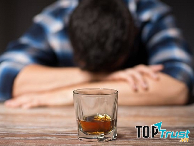 Khi uống rượu, các mạch máu giãn ra, gặp trời lạnh, mạch đột ngột co lại gây tăng huyết áp và dẫn đến đột quỵ