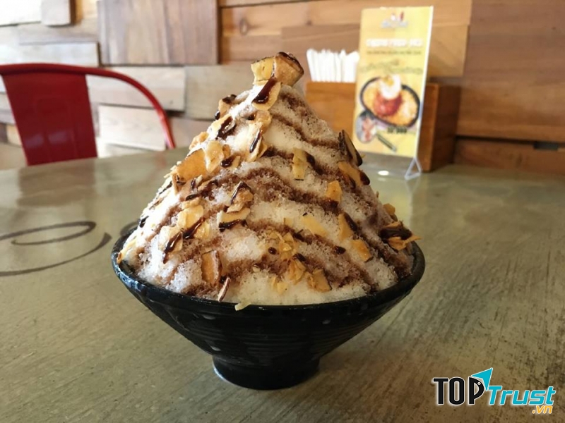 Món Bingsu chocolate của quán.