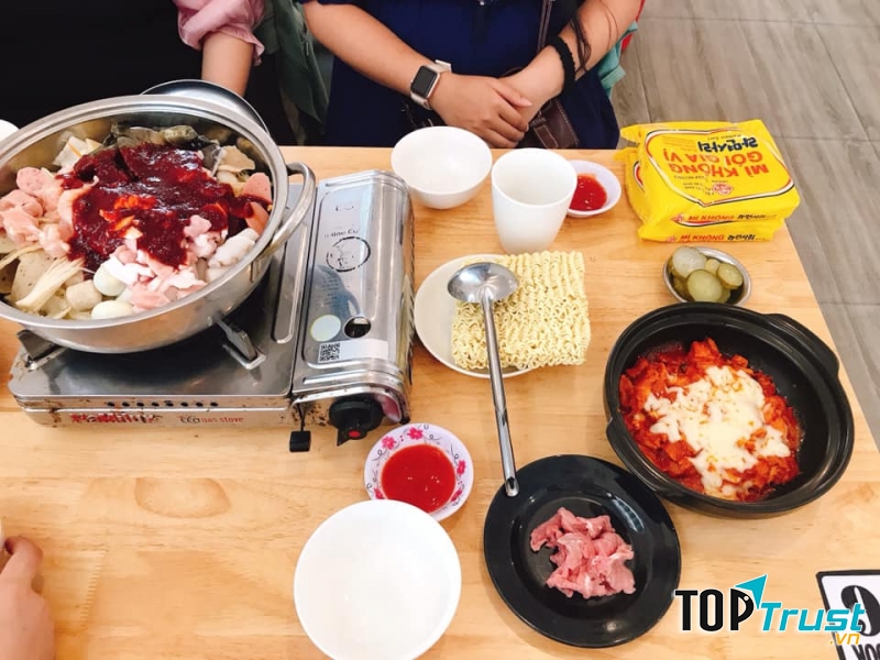 Gà phô mai của Han Cook được chế biến theo chuẩn công thức xứ kim chi.
