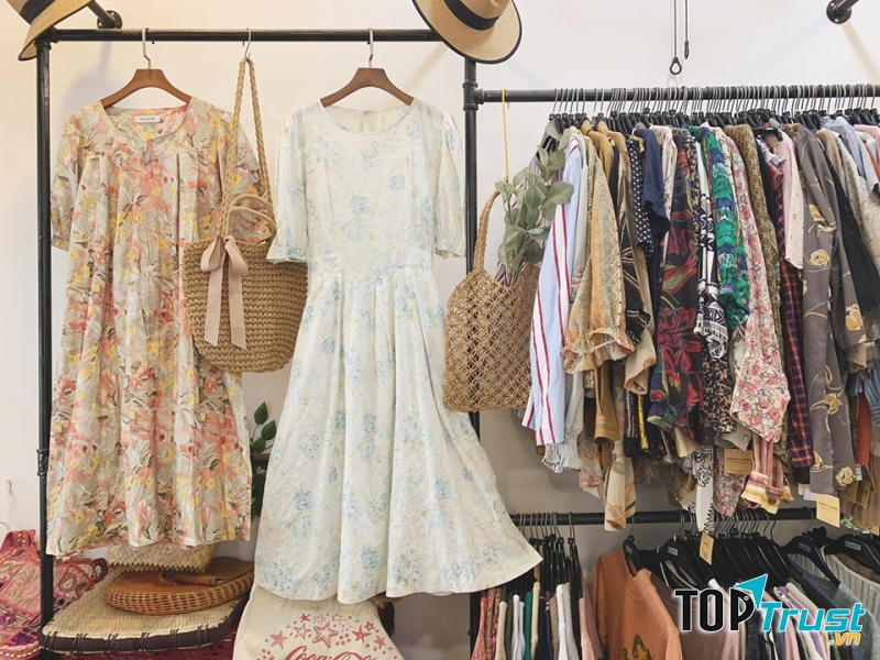Các mẫu đồ second-hand vintage của shop không hề cũ kĩ, khó mặc hay lỗi thời mà thay vào đó, các trang phục được đánh giá là đẹp từ chất liệu vải cho đến kiểu cách lẫn họa tiết