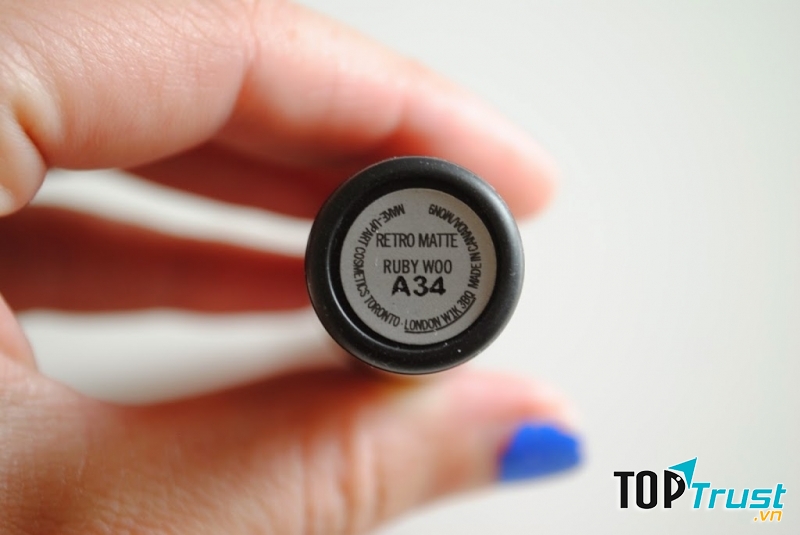 Là sản phẩm tiếp xúc trực tiếp lên môi, có thể theo thức ăn vào hệ tiêu hóa nên những sản phẩm son môi quá hạn sử dụng sẽ là mối đe dọa vô cùng đến sức khỏe của bạn.