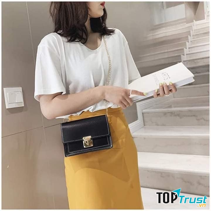 Không chỉ có quần áo, nơi đây có cả giày dép, túi xách cùng nhiều phụ kiện đi kèm cho các bạn thoải mái lựa chọn luôn.