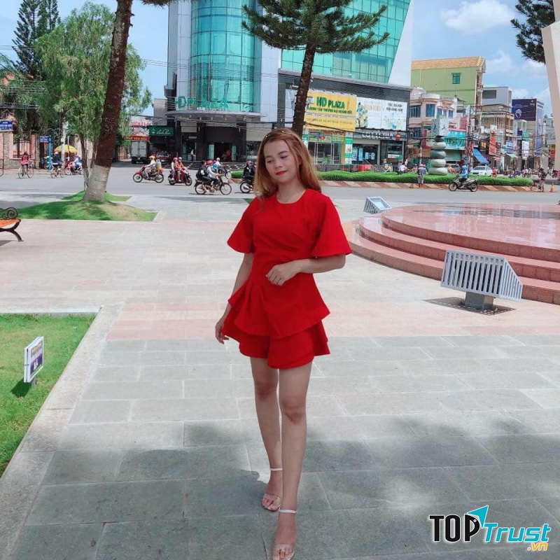 Váy đỏ nổi bần bật